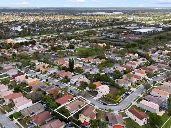 334 SW 194th Ave, Pembroke Pines FL 33029