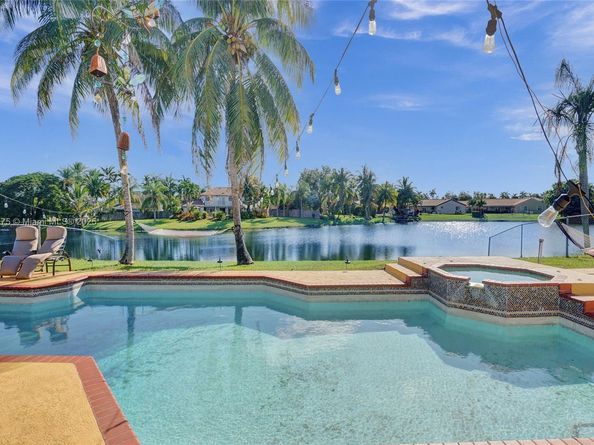 5421 Hawkes Bluff Ave, Davie FL 33331