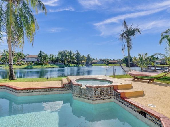 5421 Hawkes Bluff Ave, Davie FL 33331