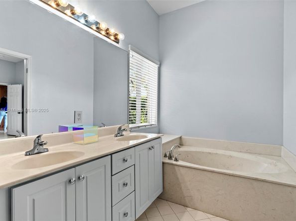 4362 Foxtail Ln, Weston FL 33331
