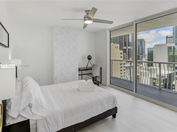 1200 Brickell Bay Dr 2424, Miami FL 33131