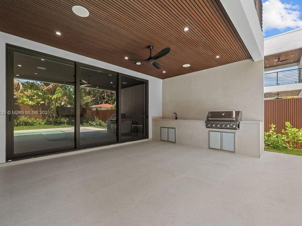 618 NE 17th Way, Fort Lauderdale FL 33304