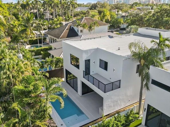 618 NE 17th Way, Fort Lauderdale FL 33304