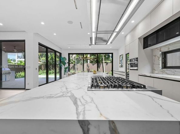 618 NE 17th Way, Fort Lauderdale FL 33304