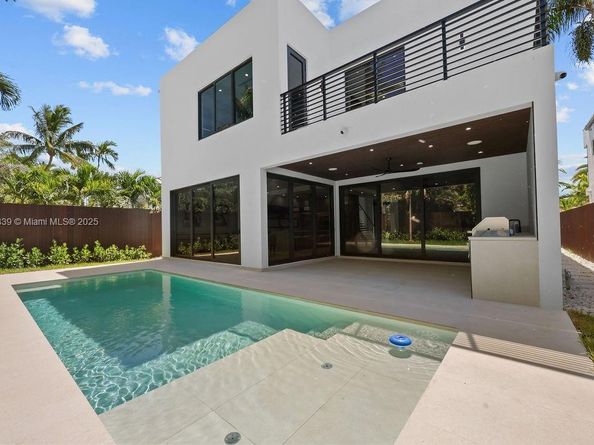 618 NE 17th Way, Fort Lauderdale FL 33304