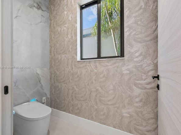 618 NE 17th Way, Fort Lauderdale FL 33304