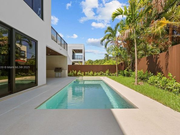 618 NE 17th Way, Fort Lauderdale FL 33304