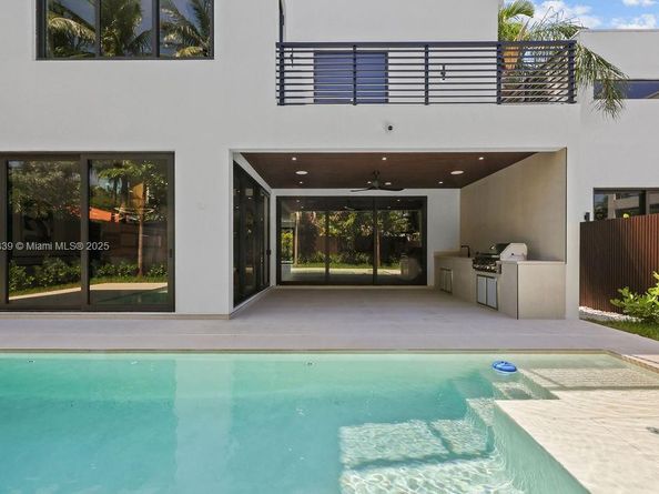 618 NE 17th Way, Fort Lauderdale FL 33304