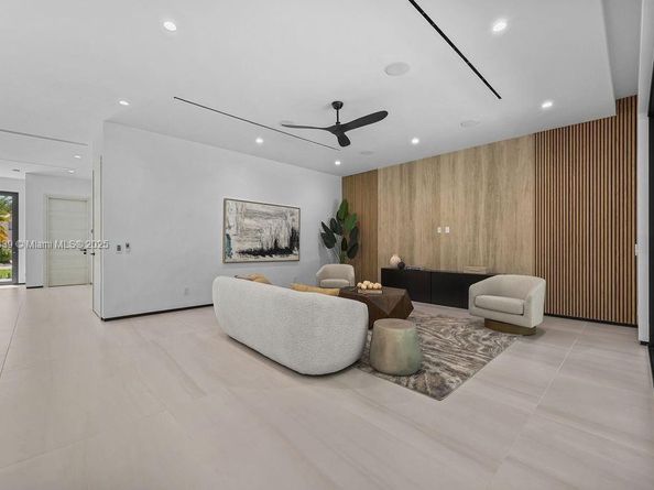 618 NE 17th Way, Fort Lauderdale FL 33304