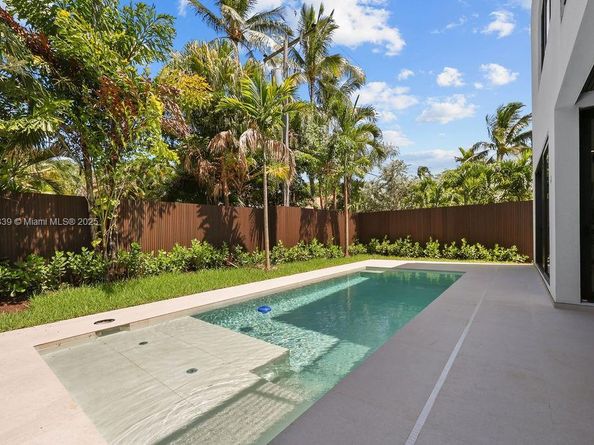 618 NE 17th Way, Fort Lauderdale FL 33304