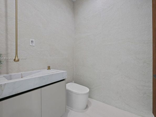 618 NE 17th Way, Fort Lauderdale FL 33304