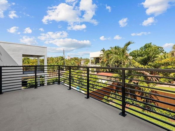 618 NE 17th Way, Fort Lauderdale FL 33304