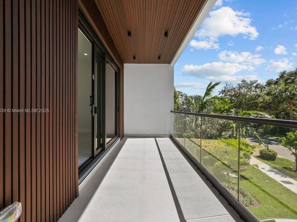 618 NE 17th Way, Fort Lauderdale FL 33304