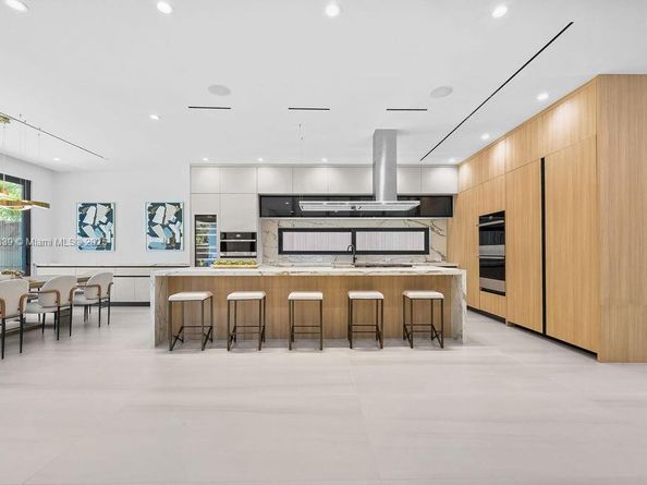 618 NE 17th Way, Fort Lauderdale FL 33304