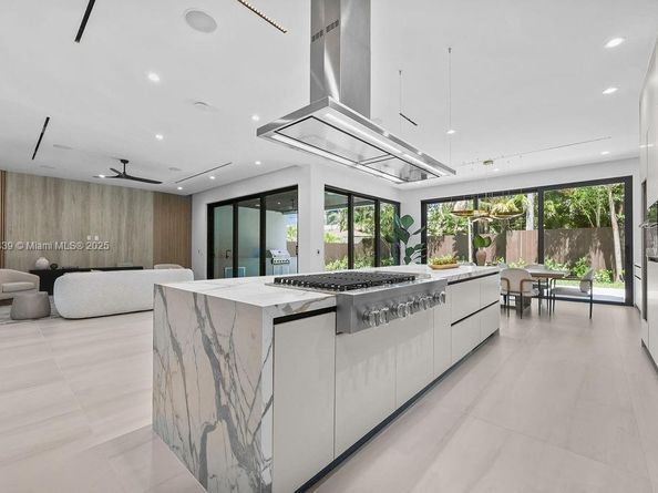 618 NE 17th Way, Fort Lauderdale FL 33304