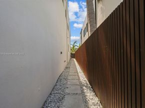 618 NE 17th Way, Fort Lauderdale FL 33304