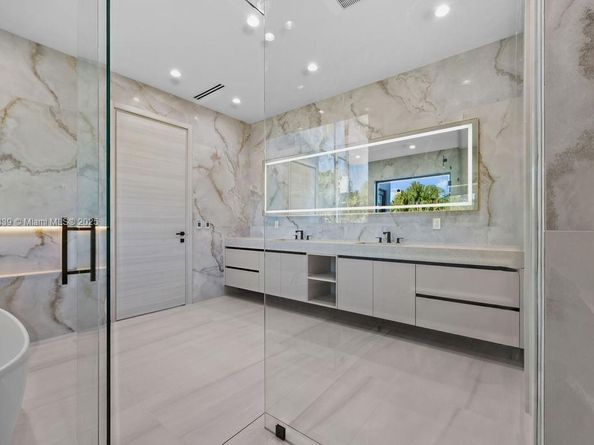 618 NE 17th Way, Fort Lauderdale FL 33304