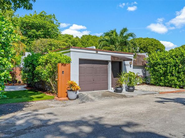 18805 W Lake Dr, Hialeah FL 33015