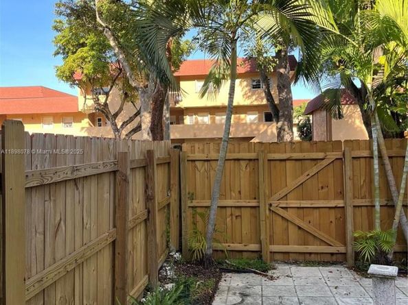 10150 SW 88th St 103, Miami FL 33176