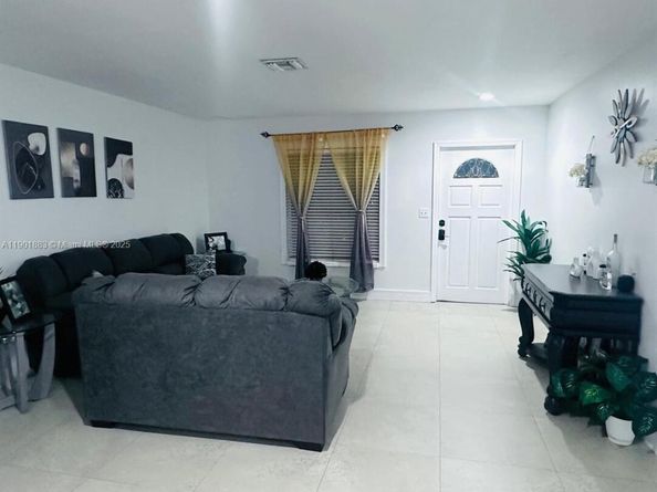 4678 NW 99th Ter, Sunrise FL 33351