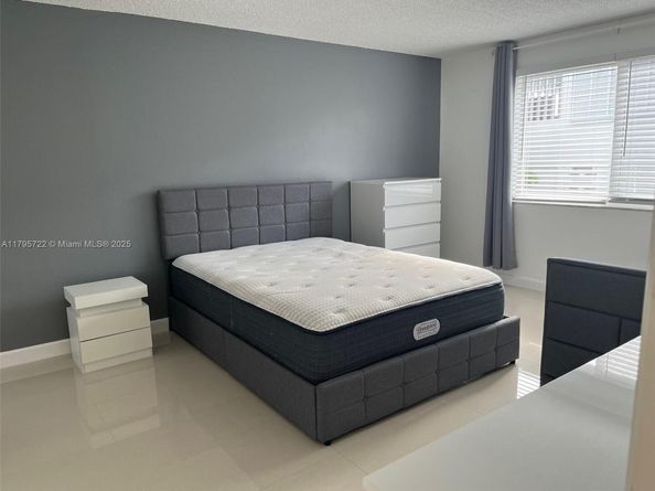 860 NE 78th St 203, Miami FL 33138