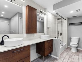 201 Lakeview Dr 203, Weston FL 33326