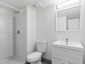 201 Lakeview Dr 203, Weston FL 33326