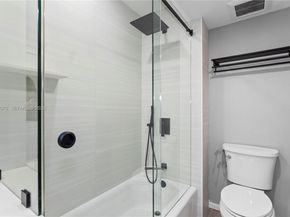 201 Lakeview Dr 203, Weston FL 33326