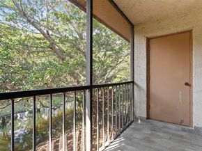 201 Lakeview Dr 203, Weston FL 33326