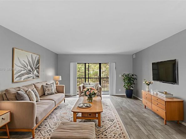 201 Lakeview Dr 203, Weston FL 33326