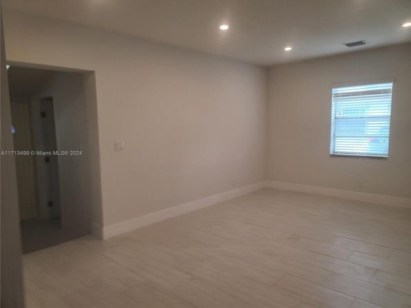 1041 NW 32nd Pl, Miami FL 33125