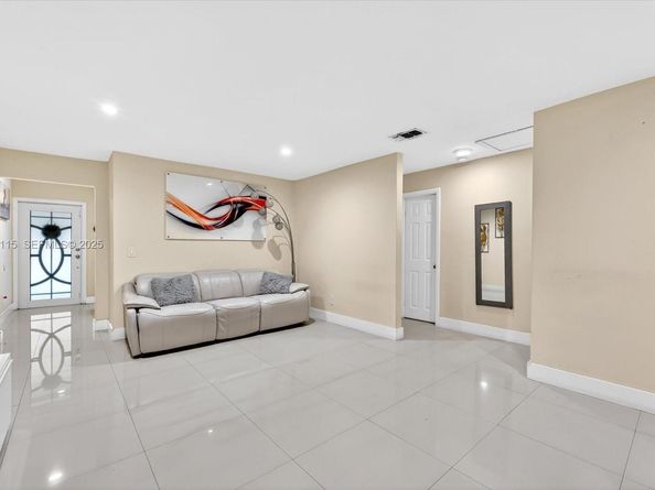 1071 W 37th St, Hialeah FL 33012