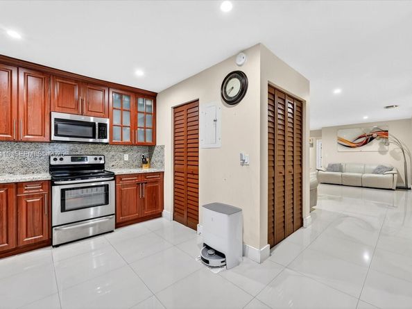 1071 W 37th St, Hialeah FL 33012