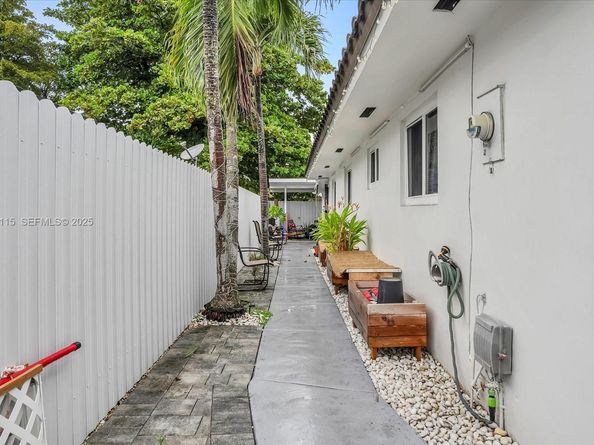 1071 W 37th St, Hialeah FL 33012