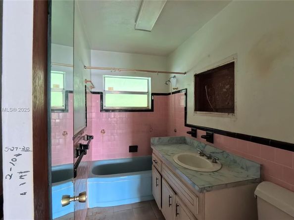410 NW 52 St, Oakland Park FL 33309
