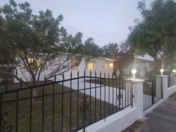 2951 NW 49th St, Miami FL 33142