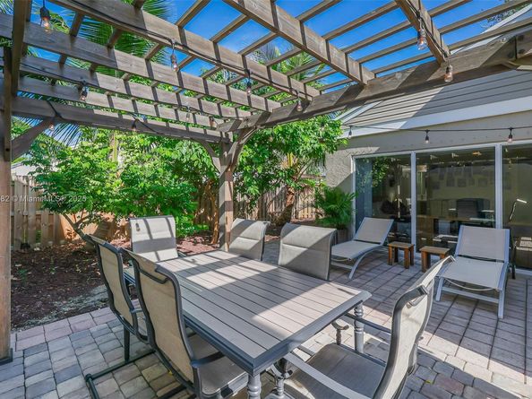 207 SW 159th Ter, Sunrise FL 33326