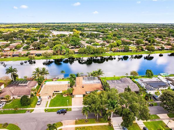 11041 NW 22nd St, Pembroke Pines FL 33026
