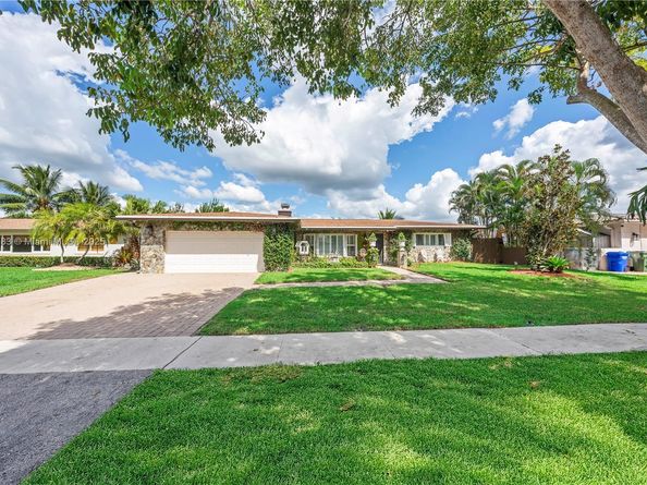 11041 NW 22nd St, Pembroke Pines FL 33026
