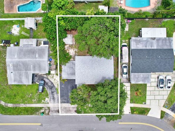 311 SW 68th Ter, Pembroke Pines FL 33023