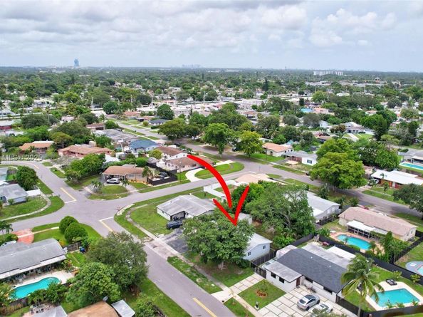 311 SW 68th Ter, Pembroke Pines FL 33023