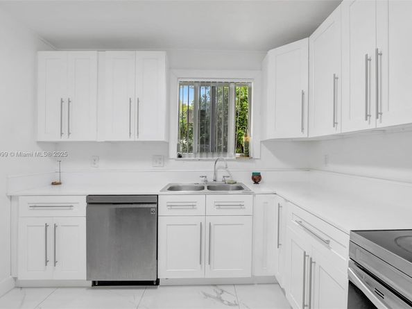311 SW 68th Ter, Pembroke Pines FL 33023