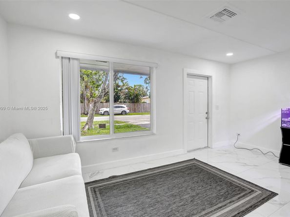 311 SW 68th Ter, Pembroke Pines FL 33023