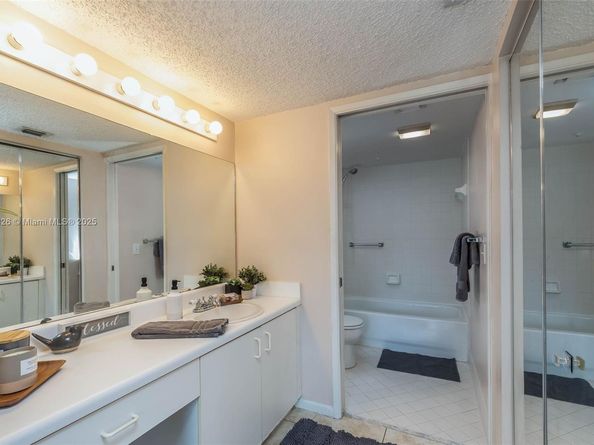 12550 SW 15th St 205E, Pembroke Pines FL 33027