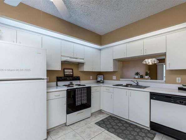 12550 SW 15th St 205E, Pembroke Pines FL 33027