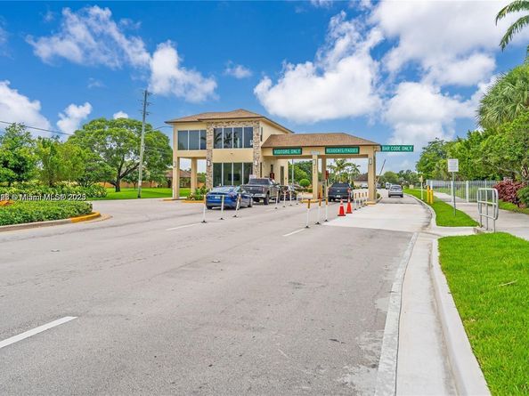 12550 SW 15th St 205E, Pembroke Pines FL 33027