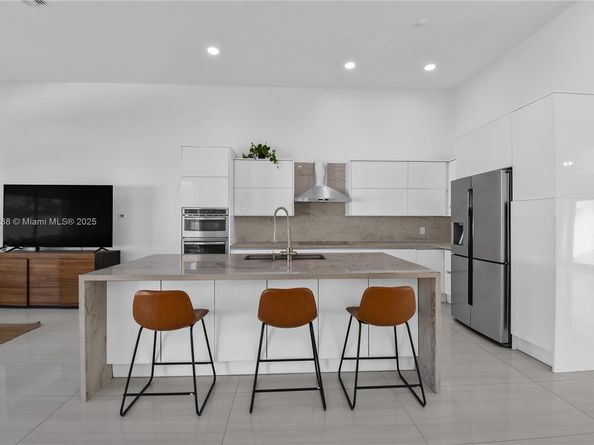 710 Lake Blvd, Weston FL 33326