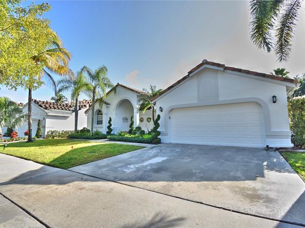 710 Lake Blvd, Weston FL 33326