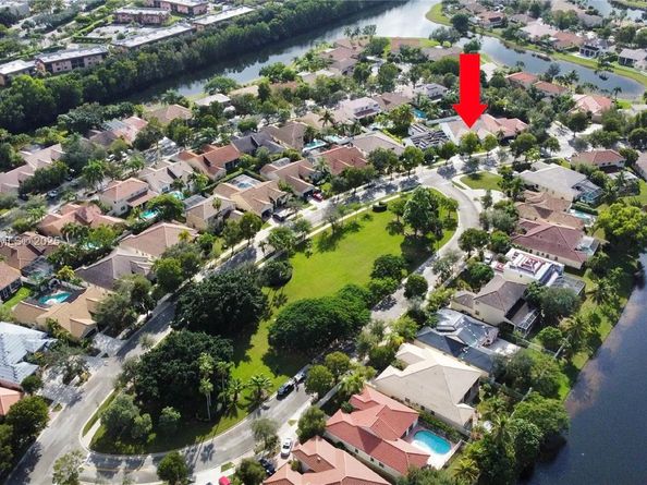710 Lake Blvd, Weston FL 33326
