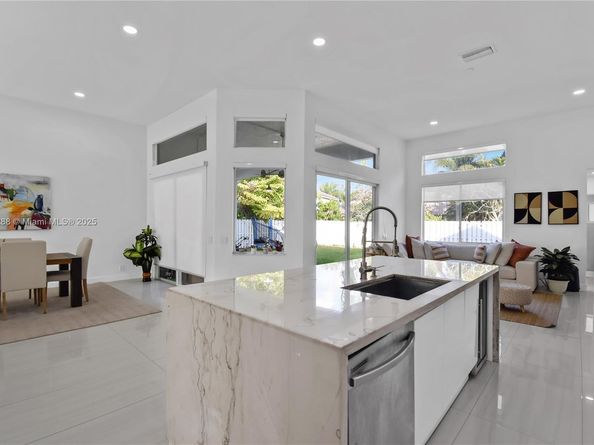 710 Lake Blvd, Weston FL 33326